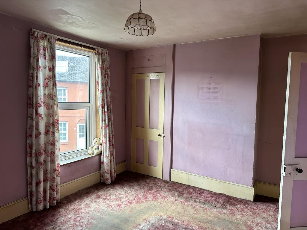 Lot: 171 - FOUR-BEDROOM SEMI-DETACHED HOUSE FOR REFURBISHMENT - Main Bedroom